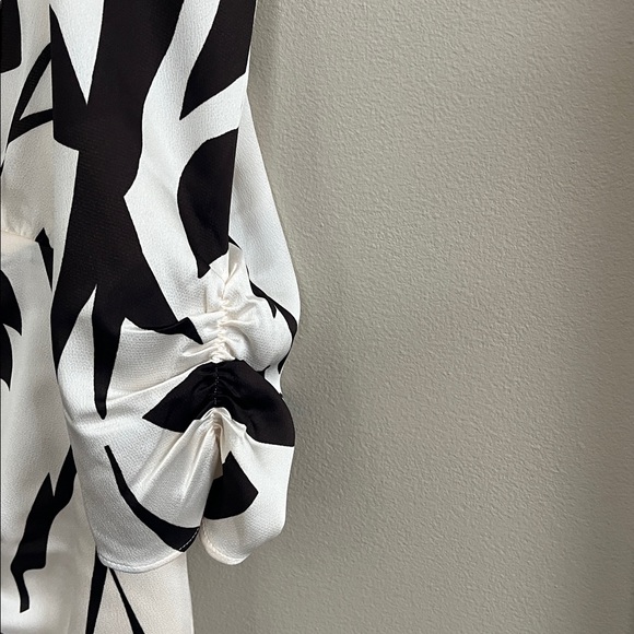 Express Abstract Print Black White Synched waist V neck dress size large - Picture 6 of 16